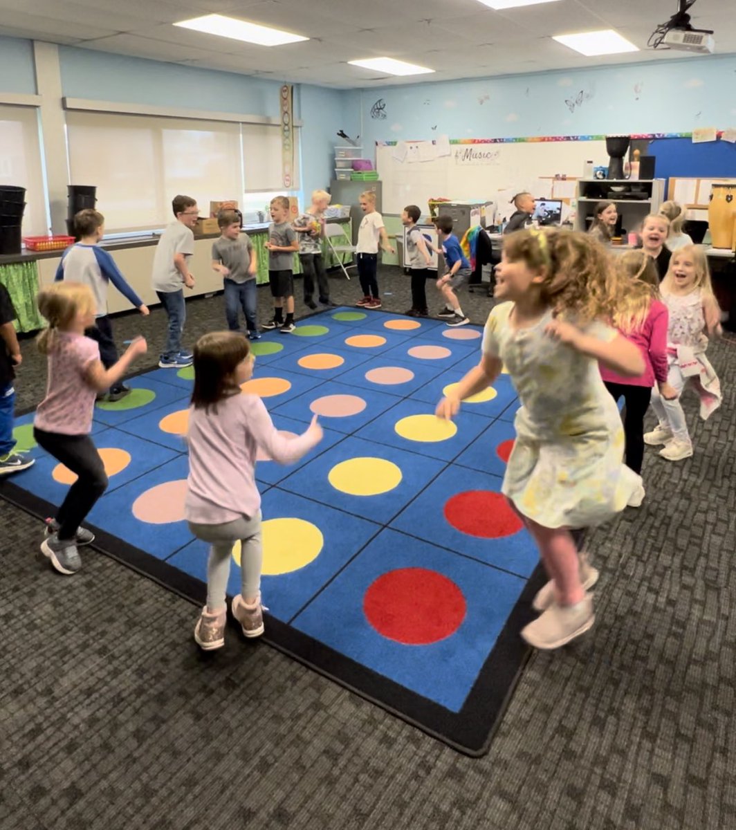 ComoParkMusic's tweet photo. Look at those smiles! First graders sing a fun partner song and Third graders finish their recorder karate program. It was a great week! @MollyMarcinelli @PtoComo https://t.co/EOJ14b00AY