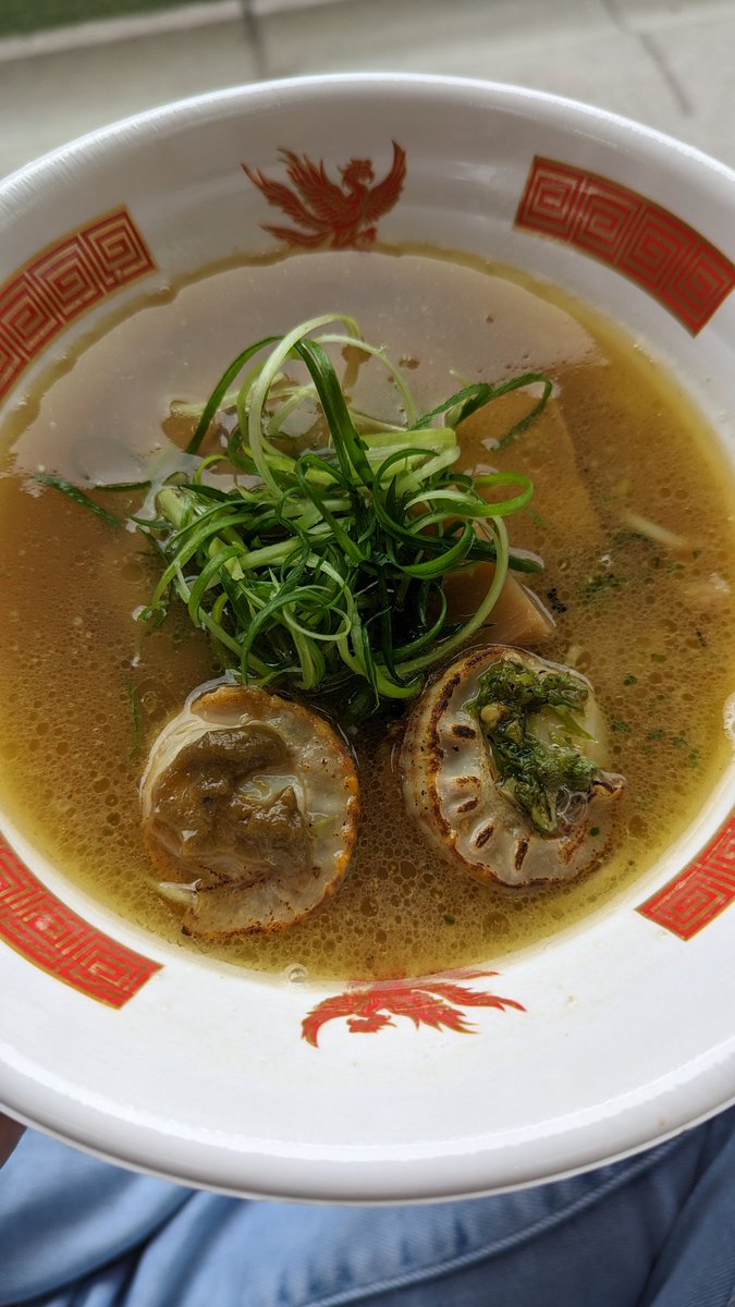 MEN33554227's tweet photo. #味の凝縮空間 
何年かぶりの「裕の蟹塩そば」
感慨深い！圧倒的人気でしたね！
師弟の2 杯を頂きました！
また店舗もってほしいなぁ！
当日予告なしで閉店したので、今日仲間と食べれて感動しました🍜 https://t.co/ioLmbPxhAF