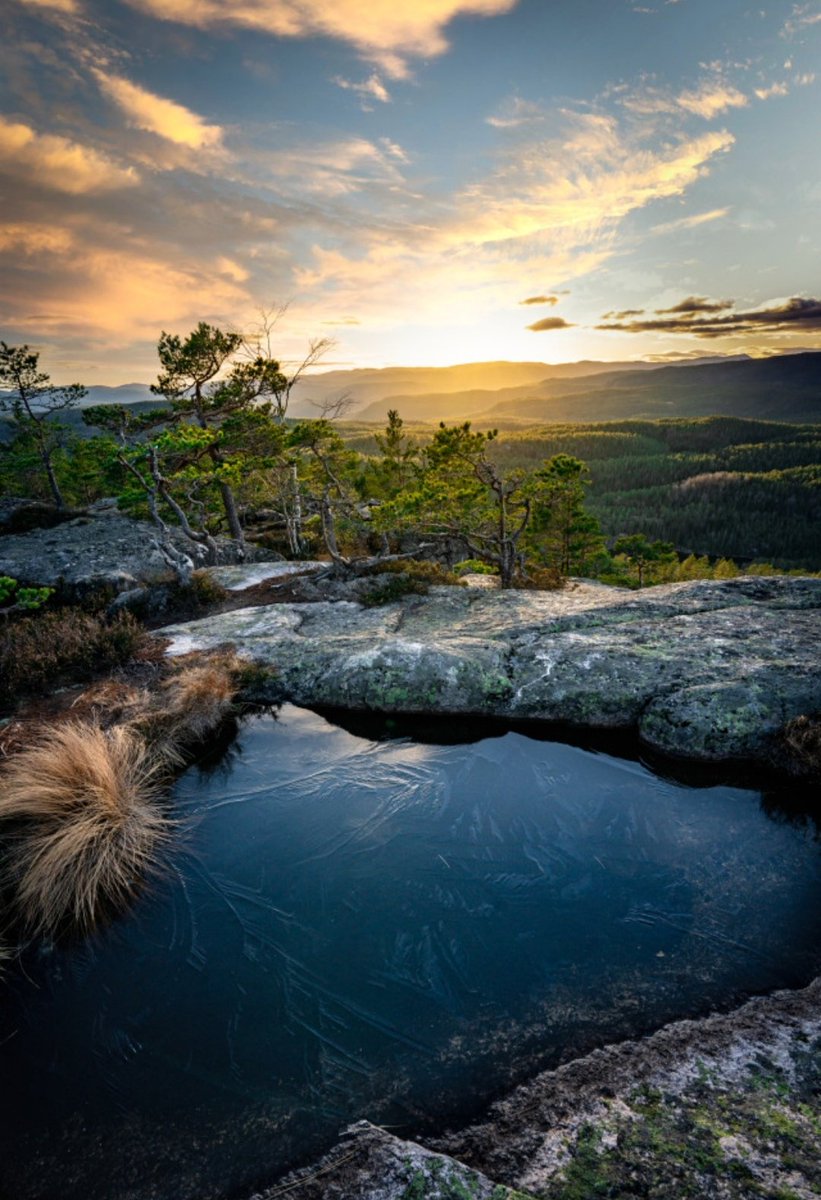 Damon22l's tweet photo. Good afternoon!

Last light / Chris Alexander
Norway https://t.co/dWcqyeahjg