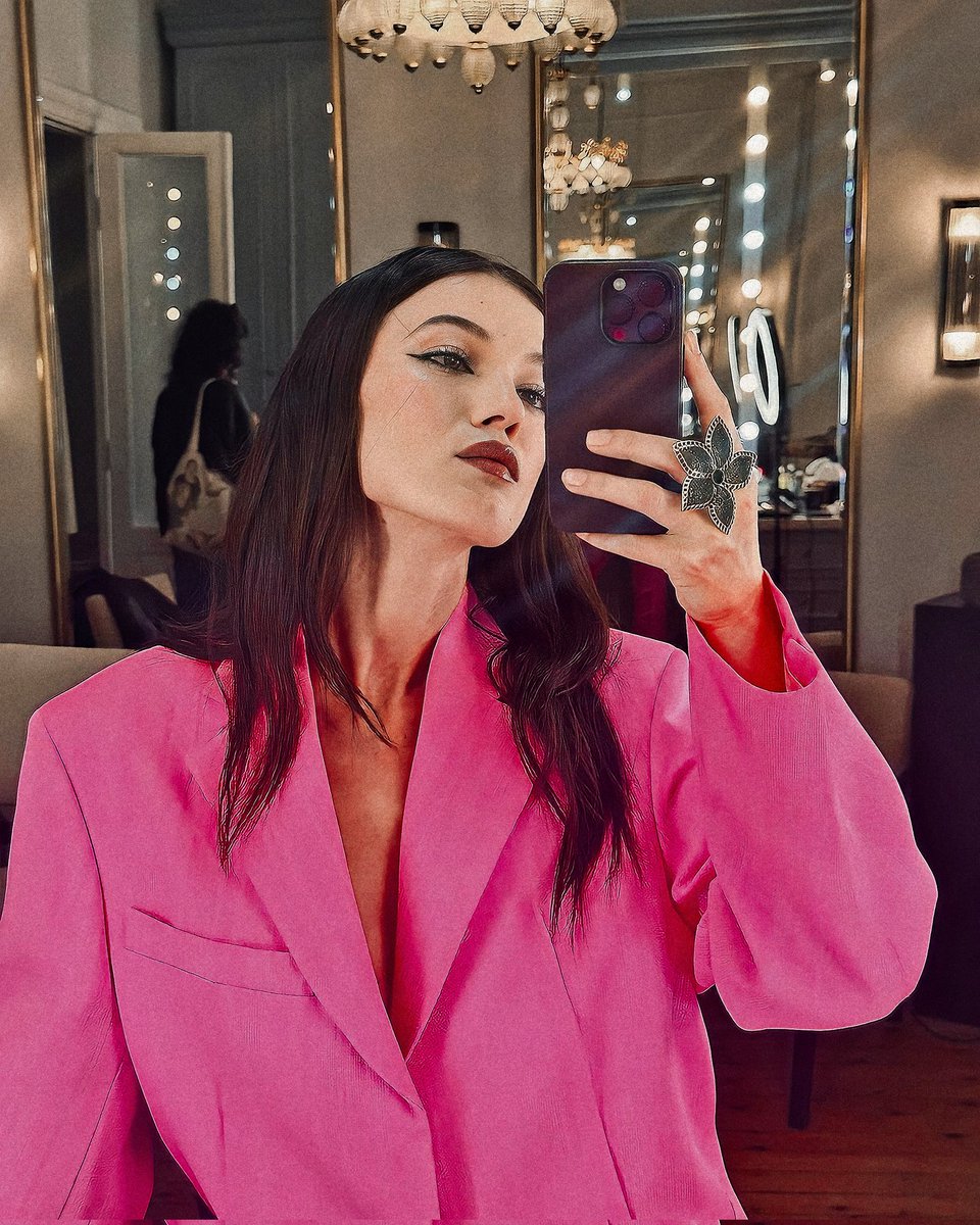 thinkerpinard's tweet photo. god is a woman. and her name is Pinar Deniz! https://t.co/cIOWnJ2063