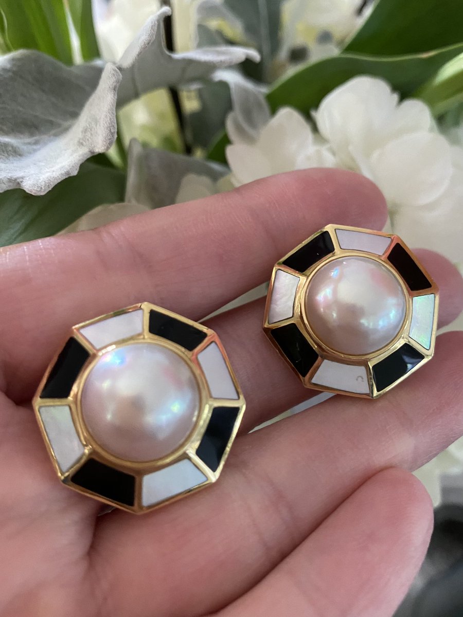 craigerdrake's tweet photo. Details: 18kt yellow gold black enamel and white mother of pearl estate earrings. Client cost: $2,900. https://t.co/ZcGjOm9ejZ