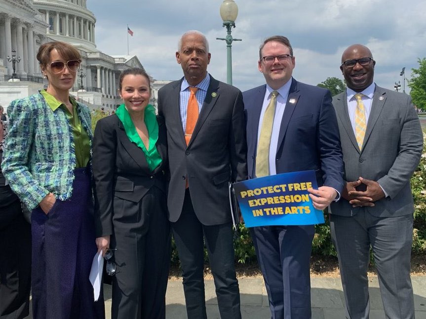 jbealsbrazil's tweet photo. Jennifer compareceu no #GRAMMYsOnTheHill esta semana para apoiar a #RAPAct , legislação crucial que proibirá que letras de rap sejam usadas como prova de crimes. https://t.co/74VkplfRjD