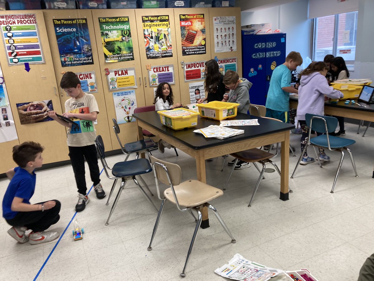 3MiuWSS's tweet photo. A few snapshots of some amazing Lego building action during Coding this week! 🤖 https://t.co/kRWVX2kmsw