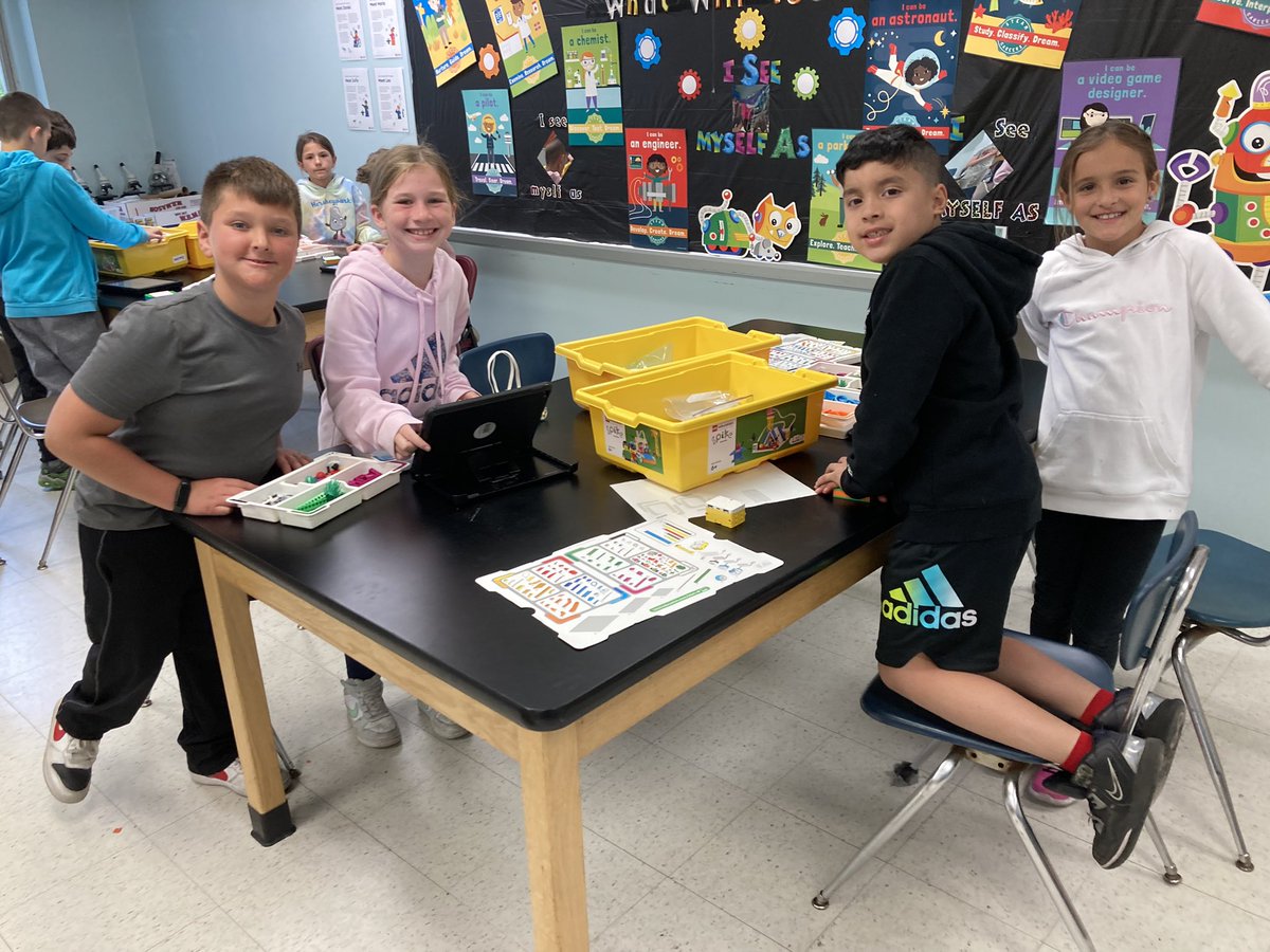 3MiuWSS's tweet photo. A few snapshots of some amazing Lego building action during Coding this week! 🤖 https://t.co/kRWVX2kmsw
