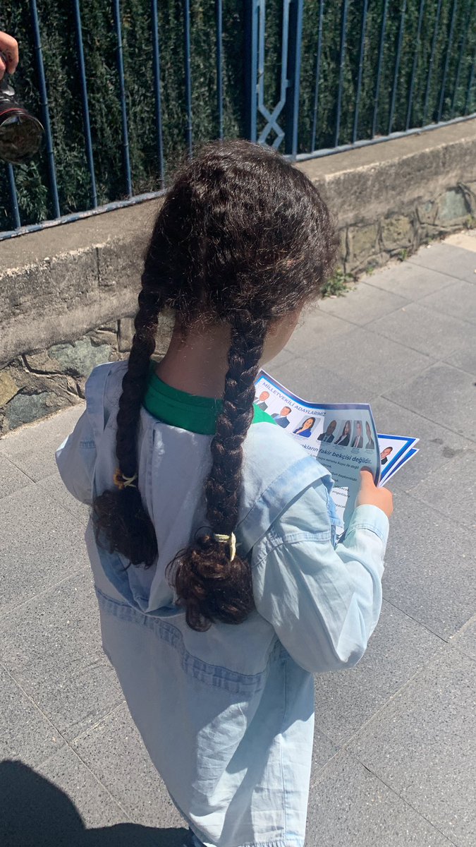 NEfeTuncayMP's tweet photo. Kreş kolları görevde 🤣 elimden aldı broşürleri o dağıtcakmış skor tutuyor, imzada ben de insanım nasıl benim isteğimin bi önemi olmaz attırmıyorlar imza bana abi diyordu. İnanmıyorsunuz  genel başkanın yaş küçülse oyum artar demesine biliyor da söylüyor. #MuharremİnceHaklıymış https://t.co/gKUs7La2Dl