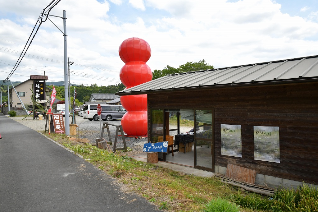 KEAT_ART's tweet photo. 本日、KEAT2023開幕しました！
ご来場お待ちしております。
本部は藤田製陶所、赤い作品が目印です。 https://t.co/MkS2d0IpoG