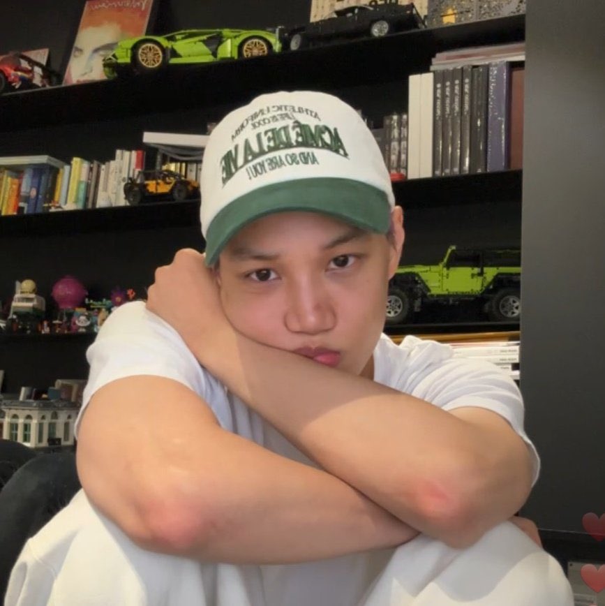 SUH0BOY's tweet photo. เอ็นดูน้องไค ตอนนี้มือถือก็ยังใช้ไม่ได้ เลยยังตอบบบทุกคนไม่ได้ เด่วถ้าซ่อมละไม่ได้ก็จะซื้อเครื่องใหม่ แถมวันนี้ประตูบ้านยังมาพังอีก น้องมุเด้งบอกเหนื่อย วงวารมาก 🥹 https://t.co/X09VraUKgP