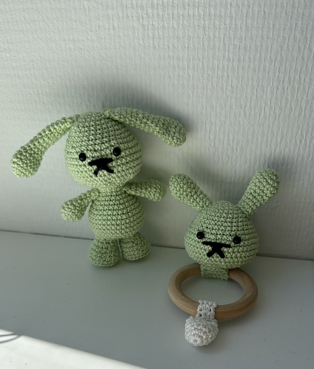 Het konijn kijkt een beetje boos…