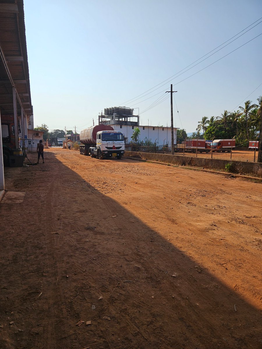 Kalash_patil10's tweet photo. @TataMotors @TataMotors_Cars  @tatamoto Overall, happy with the service at Tata Motors Ankola. However, the uneven and dusty road inside the service center left my car covered in dust AGAIN. Something needs to be done about this. #TataMotorsAnkola #goodservice #dustyroad https://t.co/ECr9IUqNph