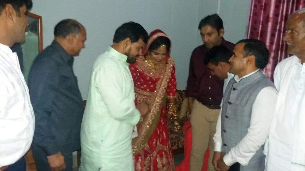 जिस महिला का शोषण हुआ हो वो उसी के साथ हँसते खिलखिलाते फ़ोटो खिचवा रही है और तो और अपनी शादी में भी बुला लिया , कोई भी लड़की जिसके साथ गलत हुआ हो वो उसके साथ फोटो तो दूर पास भी जाना पसंद नहीं करेगी।