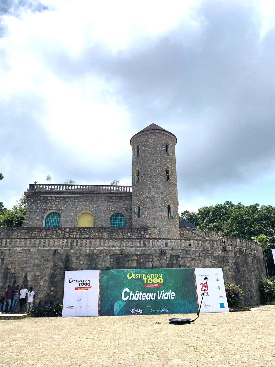 zeusreas's tweet image. Château viale nous y sommes. Il fait très très chaud dans la ville de Kpalimé 🇹🇬

#TgTwittos #DestinationTogo #Kpalime