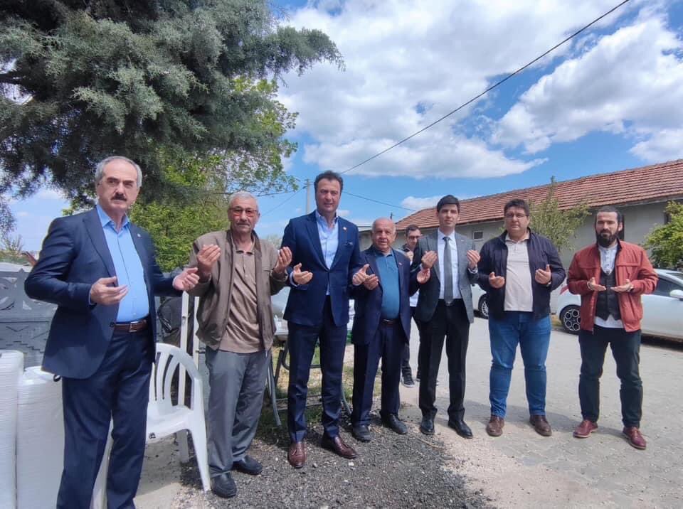 Akparti_Lburgaz's tweet photo. 📍Umurca
#Umurca köyümüzde düzenlenen Yağmur, Şükür duası programına; Milletvekilimiz Selahattin Minsolmaz, Milletvekili Adayımız, Hüseyin Tuzcu, İl Genel Meclis Üyemiz Naci Tarım ve Teşkilatımız ile katıldık.
Allah yapılan duaları kabul etsin.
#Yağmurduası https://t.co/zvoXpEmfb5