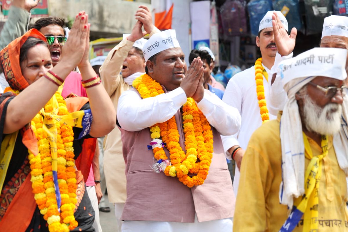 AAPChitrkootMND's tweet photo. चंदौली जनपद की नगर पंचायत चंदौली से AAP के चेयरमैन प्रत्याशी रतना सिंह जी के समर्थन में दिल्ली सरकार के कैबिनेट मंत्री इमरान हुसैन जी ने जनसंपर्क कर जनता से जनसमर्थन मांगा।

साथ में पूर्वांचल प्रांत अध्यक्ष राजेश यादव जी सहित तमाम साथी मौजूद रहे।

#साफ_शहर_चाहिए_झाड़ू_चलाइए https://t.co/XFemMsZ4KT