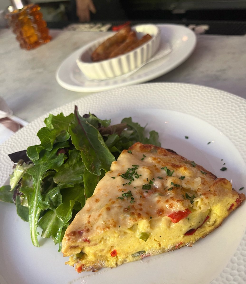 A @mannysbistrony frittata + a side of organic sausages … weekend brunch perfection. Bon appetit! #mannysbistro #brunch #weekendmood #nycbrunch #newyork #newyorkcity #uws  #frittata #eggs #upperwestside #sausage #bonappetit #nomnomnom #nomnom #forkyeah #bonweekend #newyorkbrunch