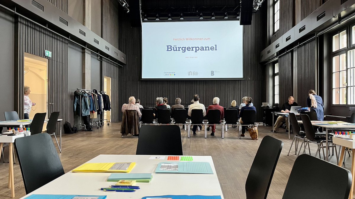 DemLabCH's tweet photo. Seit heute morgen um kurz vor neun engagieren sich rund 30 Personen in unserem 3. Teilprojekt «Bürgerpanel» für die Schweizer #Demokratie.

Gemeinsam entwickeln sie eine zusätzliche #Entscheidungshilfe für die im Juni 2023 anstehenden #Volksabstimmungen.

#DemokratieLaborBasel https://t.co/fHVsu4ujPa