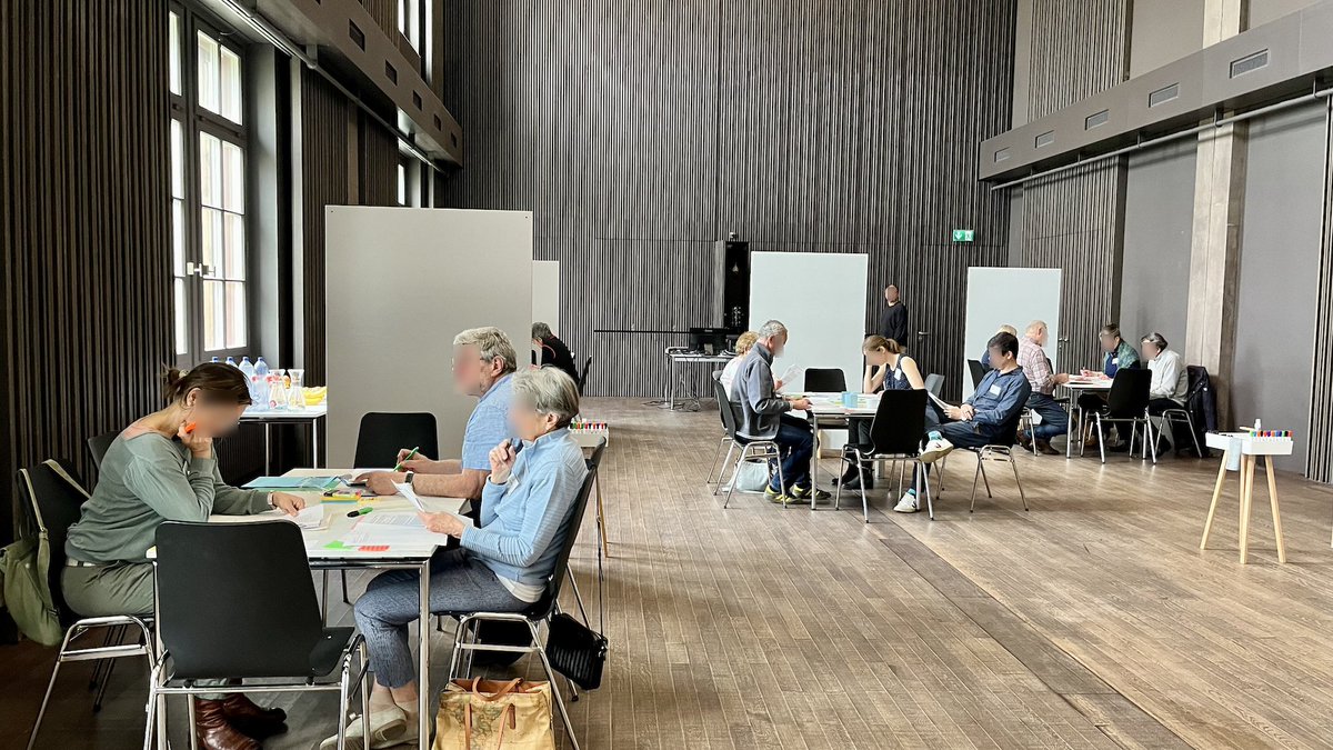 DemLabCH's tweet photo. Seit heute morgen um kurz vor neun engagieren sich rund 30 Personen in unserem 3. Teilprojekt «Bürgerpanel» für die Schweizer #Demokratie.

Gemeinsam entwickeln sie eine zusätzliche #Entscheidungshilfe für die im Juni 2023 anstehenden #Volksabstimmungen.

#DemokratieLaborBasel https://t.co/fHVsu4ujPa