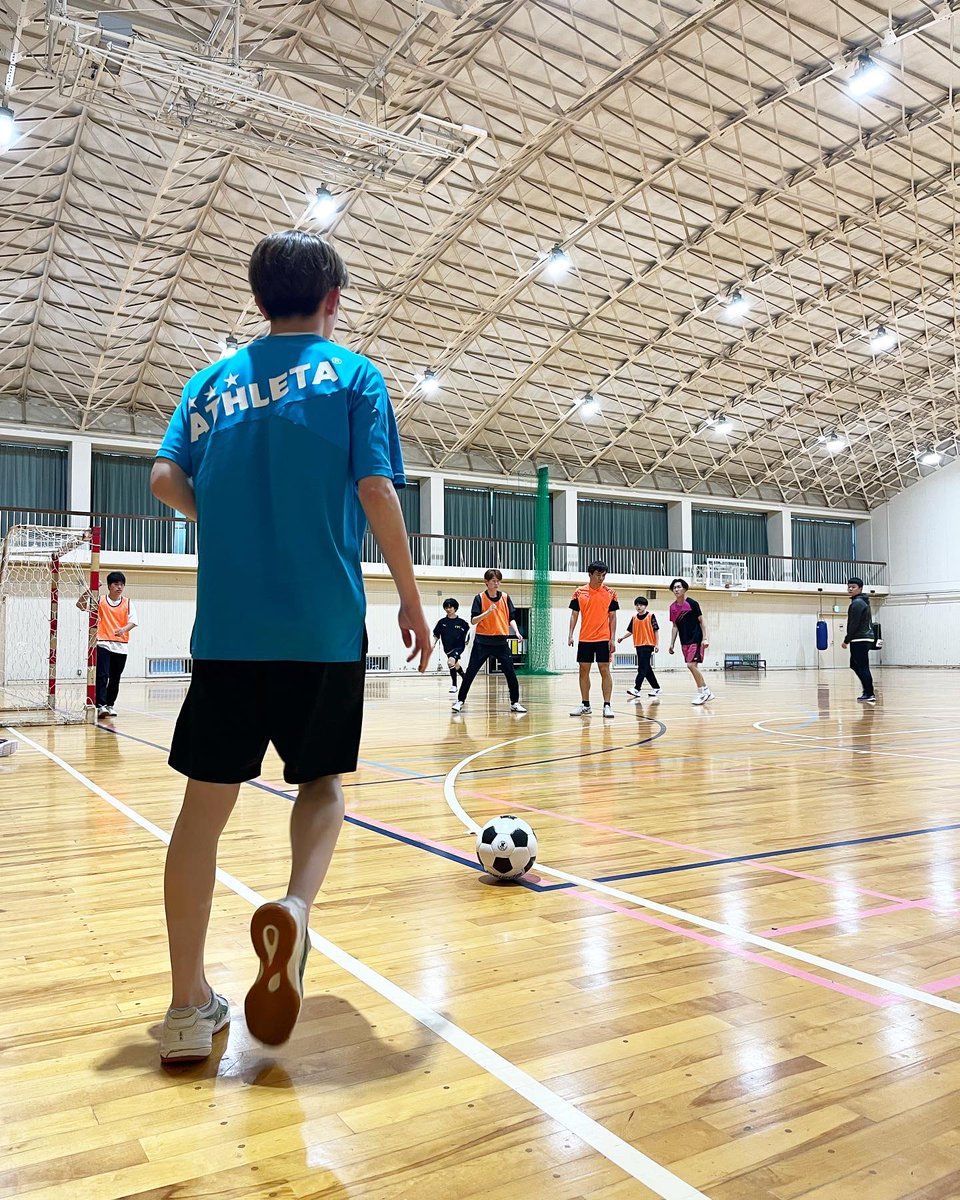 saru_begin11's tweet photo. （活動報告4/29)
今日は15人で活動し3チームで回すことができました！
男女、サッカー経験の有無関係なく楽しめるサークルを目指しており、ある程度はできてきたと思うのですが、やはりまだまだ女子メンバー、初心者が欲しいので興味ある人学年関係なく是非来てください！
#春から香川大学 #春から香大 https://t.co/B8Z3sKYPIa