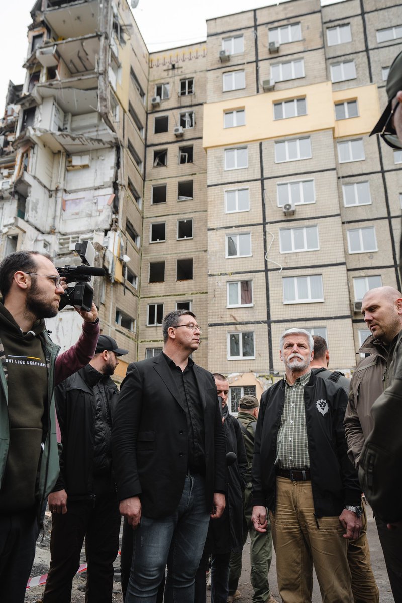 Válku jsem zažil. Doufal jsem, že podobné obrázky už nikdy neuvidím. Realita v Dnipru ale ukazuje, že jsme se z historie nepoučili. Ruská válka proti UA je barbarské vraždění civilistů. Čest památce 46 obětem ruského útoku. Zemřeli uprostřed svátků, doma, kde se cítili v bezpečí.