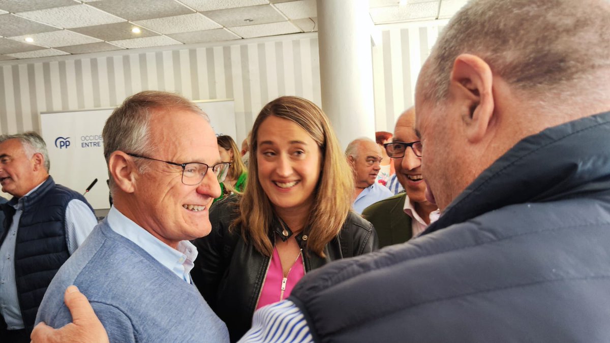 PP_Asturias's tweet photo. ✅ @CangaFanoDiego y @AlvaroQueipo
arropan hoy desde #Tineo la candidatura que encabeza Montse Fernández.

Nuestra candidata a la Alcaldía es ganadera, y cree firmemente en el futuro de la zona rural, por la que está dispuesta a pelear 💪

@PpTineo 
#TineoEntreTodos https://t.co/6IzKBBNrOe