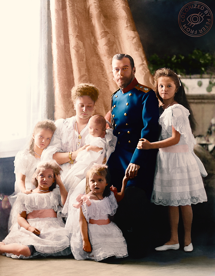 peppefrom's tweet photo. Den ryska kejserliga familjen Romanov år 1904. Stolta visar de upp tronföljaren Aleksej som föddes samma år. Hela familjen mördades i juli 1918 av bolsjevikerna. #Kolorerad av mig. RT:a gärna - det uppskattas.
#FromColoring https://t.co/DtgsmUlASC