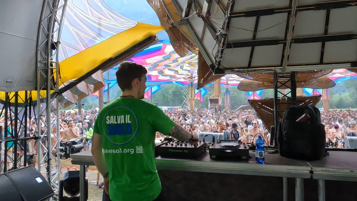nanowellbeing's tweet photo. The @ShankraFestival hosted #SaveSoil volunteers at their Swiss #Trance #music festival in Lostallo, #Switzerland
Many thanks to the organizers and DJs for this amazing way to spread the message in a joyful atmosphere 
💚💙
📷For more photos, check out https://t.co/uFssXWhGwd ++ https://t.co/xwG2hWckTH