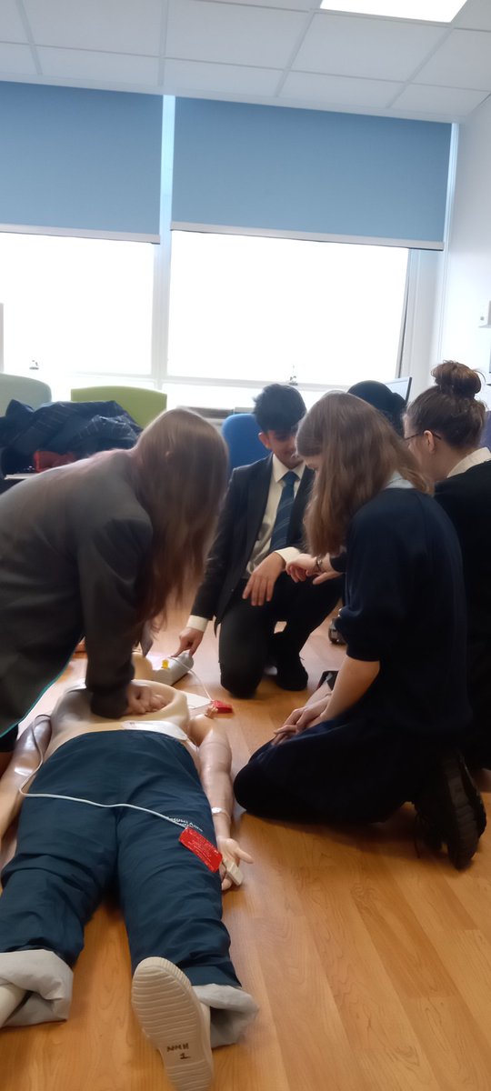 CNFBelinda's tweet photo. Fantastic session teaching CPR to local year 10 students during the Career taster  @NorthMidNHS  thank you @helsaunders 👏🏾
@abc_parents 
@nosuji01 
@SarahHa88622902 
@drvic 
@sita_DDoNursing 
@AzomNHS 
@forhad81 https://t.co/zZyZHVzhmG
