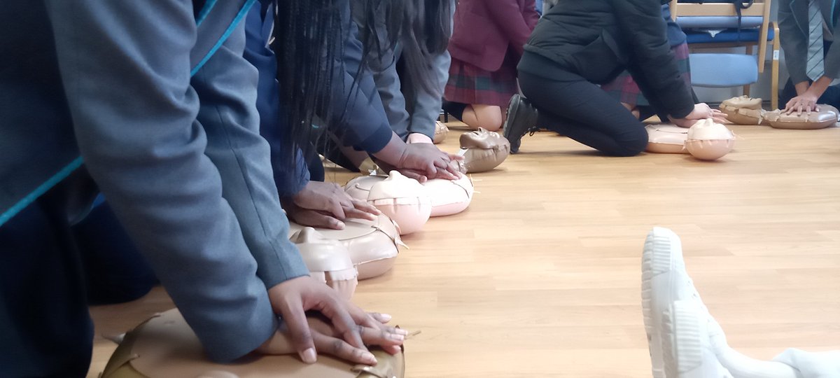 CNFBelinda's tweet photo. Fantastic session teaching CPR to local year 10 students during the Career taster  @NorthMidNHS  thank you @helsaunders 👏🏾
@abc_parents 
@nosuji01 
@SarahHa88622902 
@drvic 
@sita_DDoNursing 
@AzomNHS 
@forhad81 https://t.co/zZyZHVzhmG