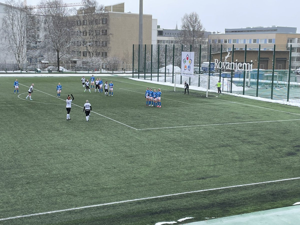 Taivaalta satoi ❄️❄️❄️ Arktinen sitkeys ja periksiantamattomuus. Säällä kuin säällä lyhyissä shortseissa ja vielä 5-1 voittoon 💪 #rops #ropsnaiset #siniselläsydämellä #rovaniemi #naistenkakkonen #keskuskenttä