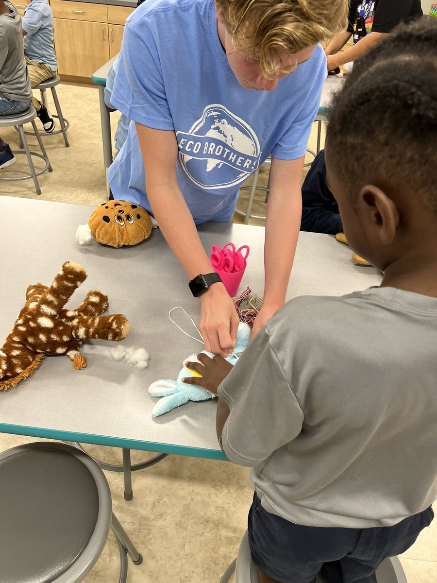 EcoBrothersOrg's tweet photo. Fun day at @PatelElementary teaching 2nd graders how to sew. We stitched up more than 100 pet toys for animals in shelters!  Thanks @YouthService and @HersheyCompany for the grant for Global Youth Service Day! #gysd23 #changemaker #@PointsofLight https://t.co/sBM3j4Im1x