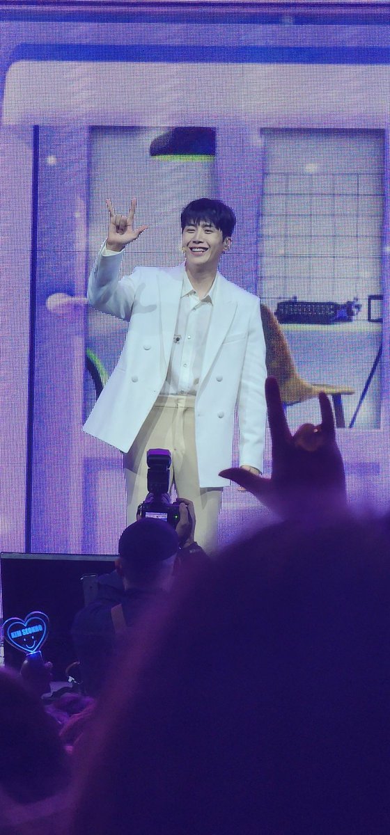 shhdchachacha's tweet photo. I rock you 🤟 สูทขาวกางเกงเนื้อขาม้า ละมุนไม่ไหว  #KIMSEONHOinHK2023 #kimseonho https://t.co/9jL3CTzpzI