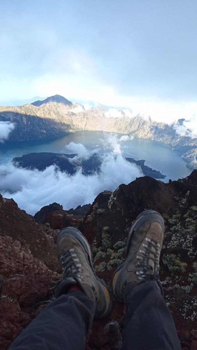RDS_space's tweet photo. Mount #rinjani https://t.co/Ud62JkqN4x