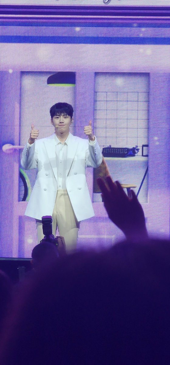 shhdchachacha's tweet photo. I rock you 🤟 สูทขาวกางเกงเนื้อขาม้า ละมุนไม่ไหว  #KIMSEONHOinHK2023 #kimseonho https://t.co/9jL3CTzpzI