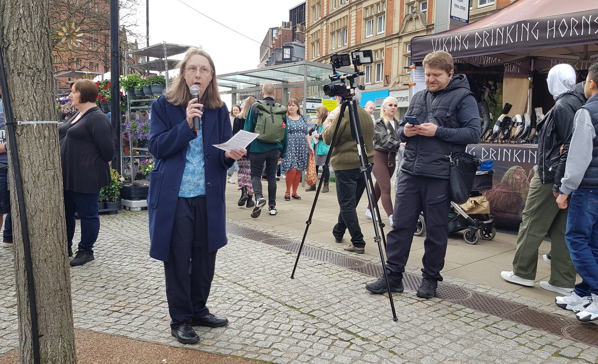 Around 30 #Sheffield ers are protesting #CleanAirZone policies on Pinstone Street today.
#FreeOurStreets #together #TogetherDeclaration
#No2ULEZ #No2CAZTax