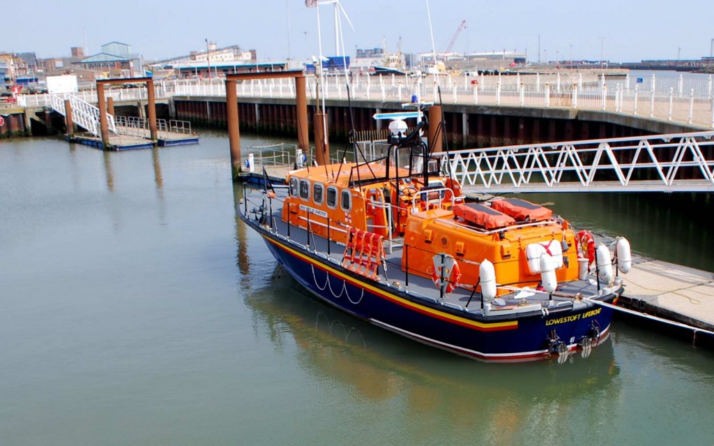 TheSuffolkMan's tweet photo. #Lowestoft #Suffolk #RNLI #RNLB https://t.co/TEuXrUb7ve