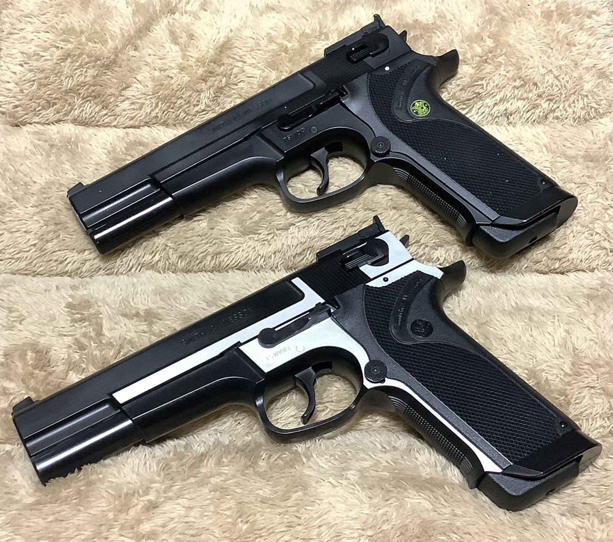 MetalicAir's tweet photo. #東京マルイ の #エアコキ としての方が有名ともいえるS&amp;W #PC356。
黒と銀のツートンは完成された存在感を放つ。

片方を試しに全身黒にしてみた。
コレはコレで、S&amp;Wデザイン本来の深みを、逆に新しく発見できたような気になる

上:10禁
下:18禁

#エアガン #ハンドガン #Airsoft #Toygun https://t.co/IM3hQVMEBF