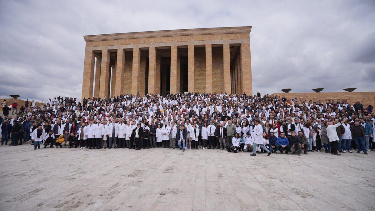 #DünyaVeterinerHekimlerGünü’nde Ata’mızın Huzurundayız! 

#VeterinerHekimlerHaklarınıİstiyor