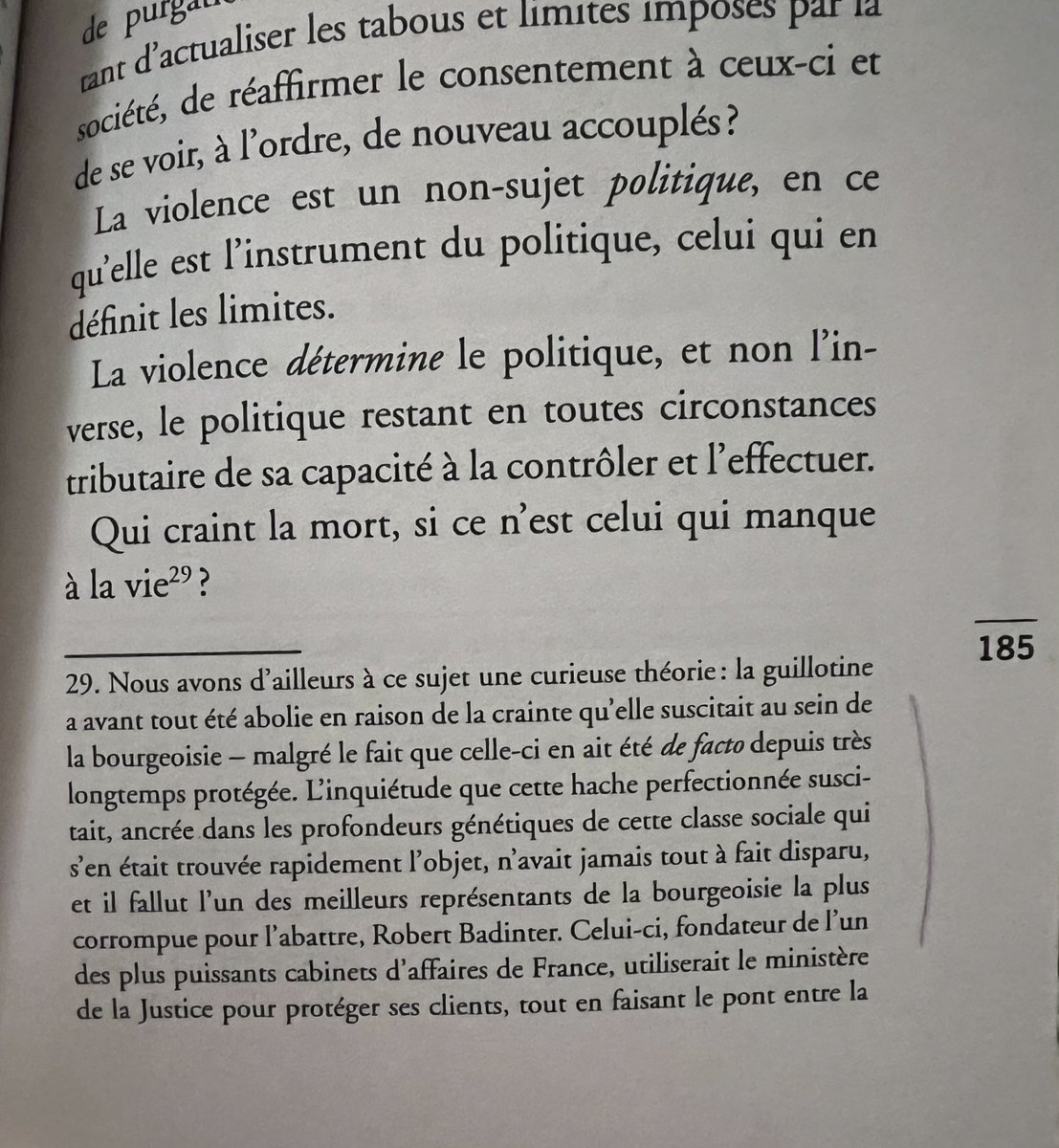 anatolium's tweet photo. « Je vois un président obsédé par les retaites… 

Non, la guerre est là, à 2h et quart de Paris ».

Voilà ce qu’un homme sain dirait et penserait. 

Badinter n’est pas ahuri par un pouvoir déliquescent mais par les citoyens y résistant.

Pourquoi ? Pour cela. https://t.co/nWw3kKMdqf