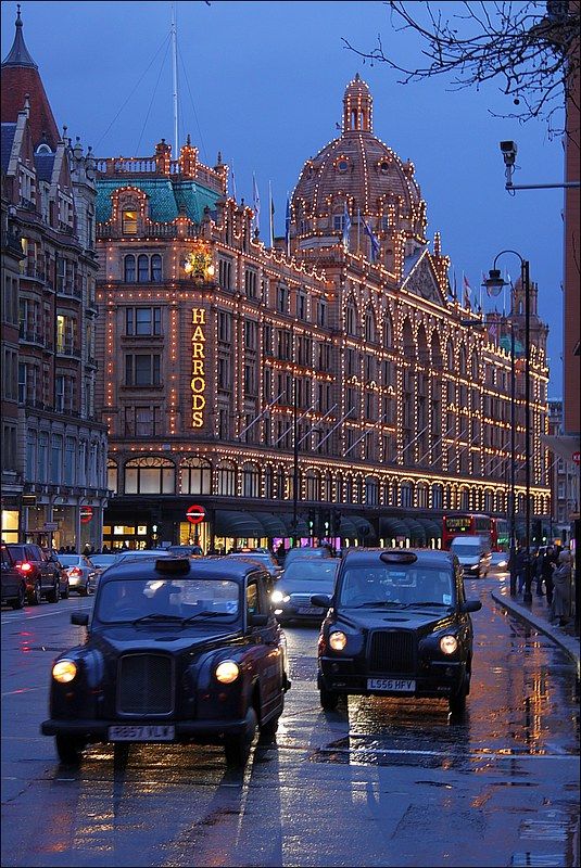 Harrods in London, UK, looks beautiful in the evening😍