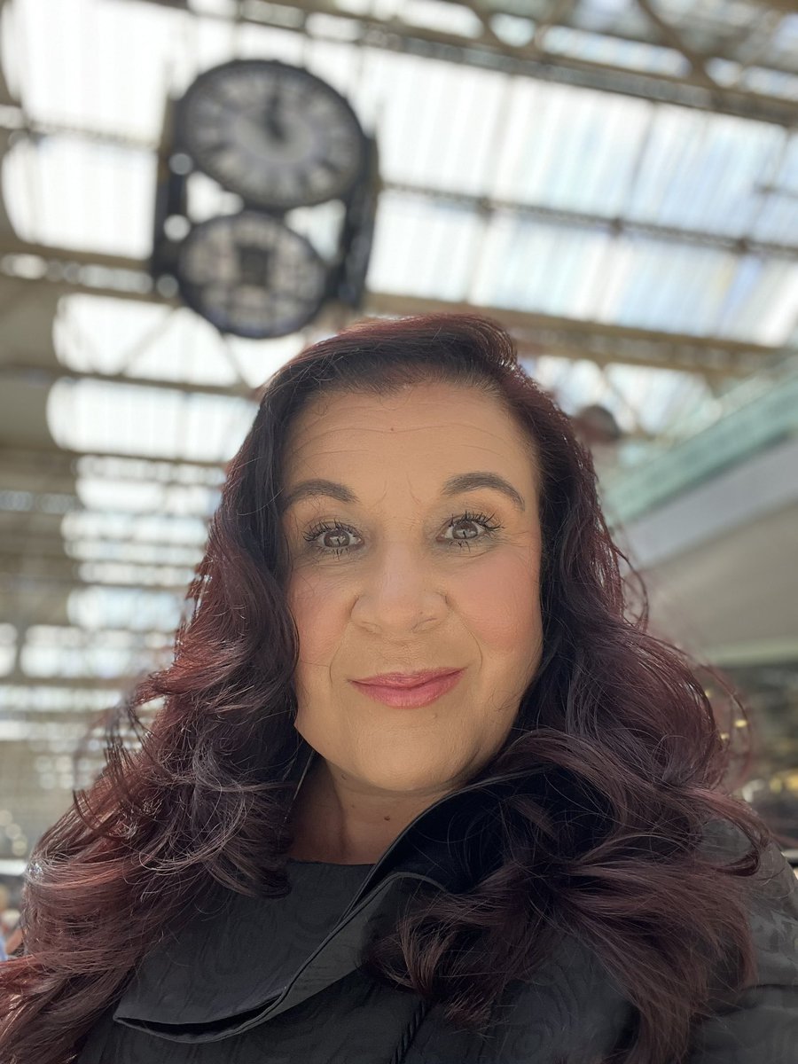 On my way to see <a href="/tonyntinalondon/">Tony n’ Tina’s Wedding London</a> looking forward to an afternoon of fun!

Have you booked your ticket yet?

Oh and couldn’t resist a pic under Del and Raquel’s clock #Onlyfoolsandhorses #fan

#tonyandtina

#dinner

#theatre 

#previews