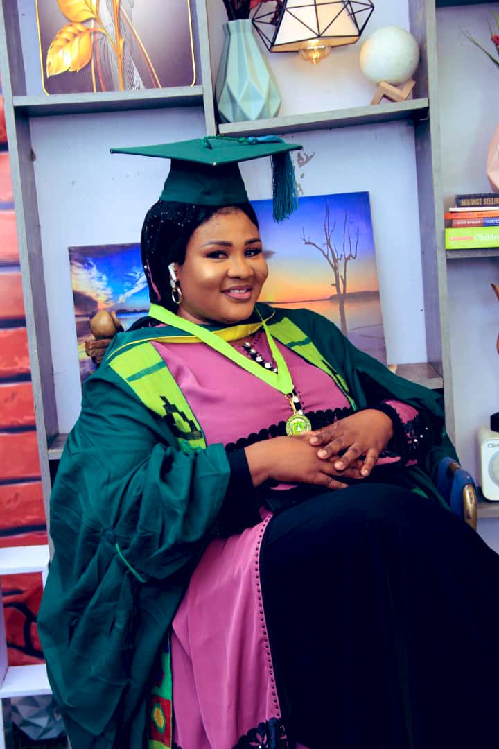 SParinjani's tweet photo. Help me congratulate my room boss. We graduated today. BSc Veterinary Nursing. 
A very strong woman. She achieved this while giving birth and raising 3 girls. Rode from Tamale to Nyankpala to attend her lectures. Missed some lessons and others, and kept her role as a wife and all https://t.co/E6p9TFfElz