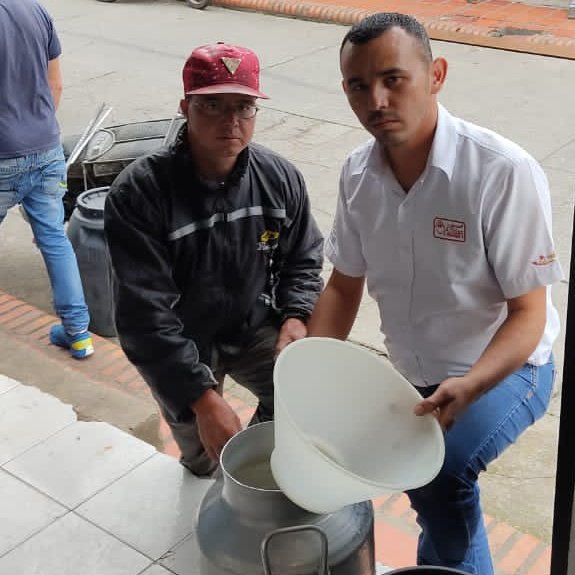 LosAndesVe's tweet photo. #EsNoticia•Lácteos Los Andes recibió tanque para almacenamiento de leche cruda con una capacidad de 5 mil litros, así como unidad condensadora, la entrega la realizó el constituyente Tulio Vivas junto al alcalde Omar Olinto en el estado Táchira.

#AlbaUniónDeportiva https://t.co/ZFvIJVCkeG