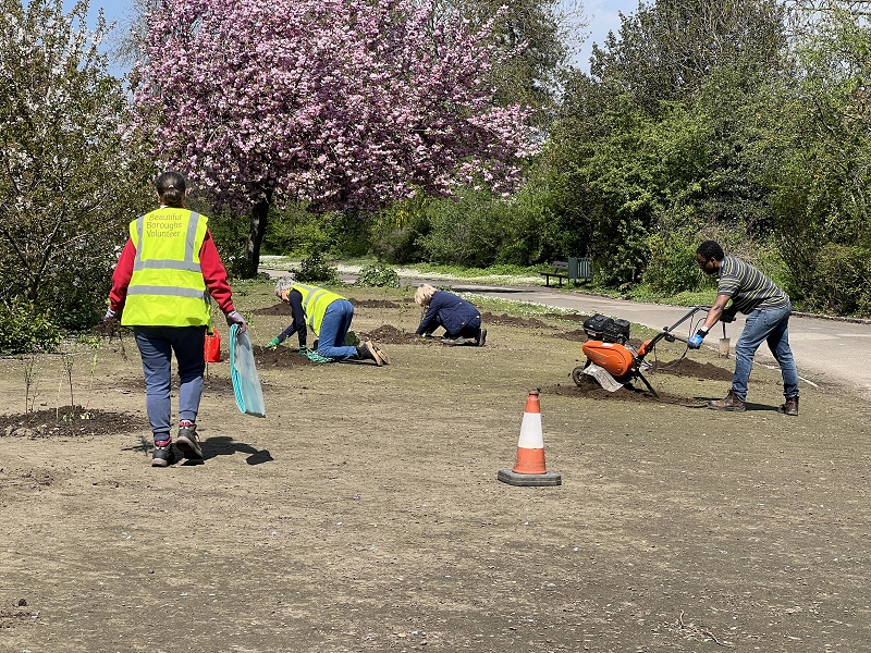 SPUG123's tweet photo. One of our rewilding projects gets underway. Planting hawthorn bushes for the benefit of visitors, both wildlife and people. https://t.co/T0HxsPeTXe