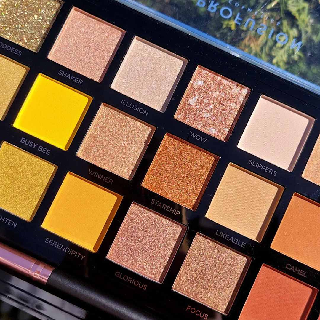 ProfusionCo's tweet photo. If golden hour were a palette, it would be our Gold Rush palette ✨🌅
__________________
📸: @marthusci #profusion #goldenhour #goldenhourmakeup #sunsetmakeup #palettecollections #makeuppalettes https://t.co/3hXE8x6qDz