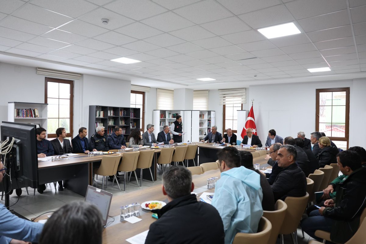 AkKahramanmaras's tweet photo. Tarım ve Orman Bakanımız Sn.Vahit Kirişci, Bakan Yardımcımız Nihat Pakdil,  Genel Merkez Yerel Yönetimler Başkan Yardımcımız Veli Böke, İl Başkanımız Fırat Görgel, Büyükşehir Belediye Başkanımız Hayrettin Güngör, İlçe Başkanımız ve İlçe Belediye Başkanımız ile birlikte Göksun İlçemizdeki AFAD Koordinasyon Merkezi’nde ki koordinasyon toplantımızı gerçekleştirdik. 

#TürkiyeYüzyılı #DoğrusuAKParti #Kahramanmaraş