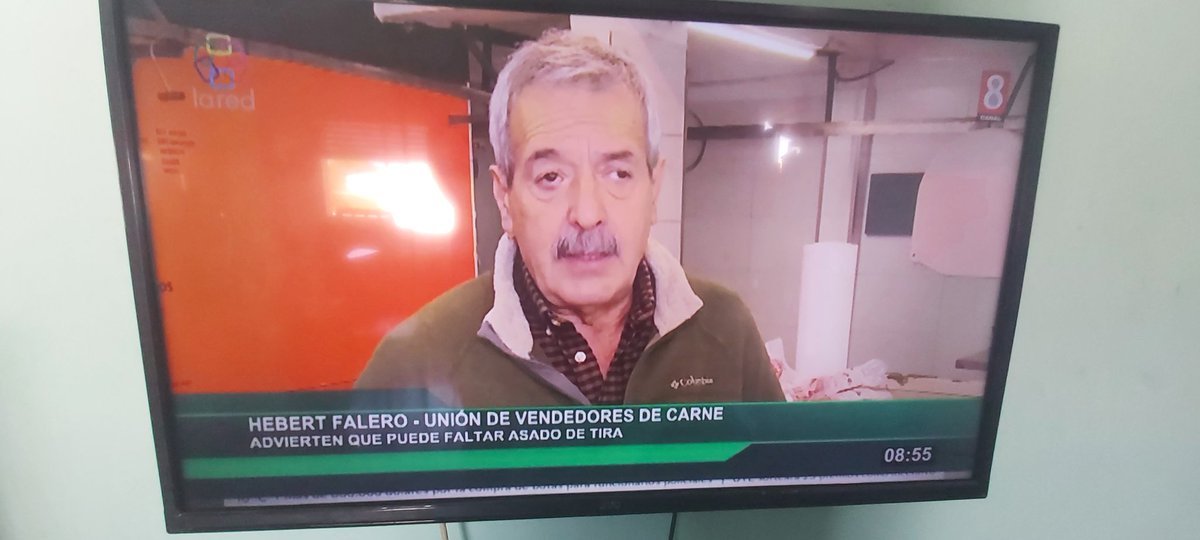 cx8fs's tweet photo. Hola @Canal4_UY el poble Hebert está congelado desde ayer de noche en el Canal 8 de Rosario. No es la primera vez que esto sucede y pasan varios dias con alguien entumeciéndose al aire.
Imagino que lo manejan remoto, un monitoreo de la señal al aire no sería mala idea. 😉 https://t.co/mziMrR52LW