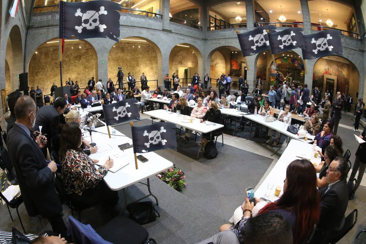 MaxKaiser75's tweet photo. Tengamos todos MUY CLARO lo que sucedió ayer:

Una asamblea de porros morenistas, instruidos por lópez, jugaron a suplantar al senado mexicano, escondidos en un patio, resguardados por la fuerza pública de la CDMX que solo los dejó llegar a ellos, en mesas de plástico, violando todos los principios y reglas parlamentarias constitucionales y los establecidos en su ley orgánica, inventando un quorum que no tenían, sin leer nada de lo que pretendían aprobar, y orgullosos de su deslealtad a la Constitución y a la democracia 

Que quede muy claro, todo aquel que participó en esta farsa debe ser sometido a la JUSTICIA (cuando vuelva a existir), y no me refiero sólo a las senadoras y senadores! TODOS LOS QUE AYUDARON!

TODO lo que “aprobaron” está lleno de vicios de inconstitucionalidad, y así lo declarará la SCJN!