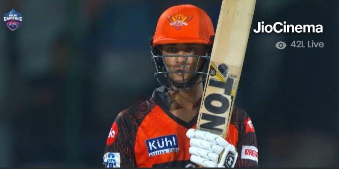 runmachine117's tweet photo. What a knock by the young Abhishek Sharma!

65 in just 36 balls - amazing striking against DC. He's a great talent!                                            #DCvsSRH https://t.co/aT4MyyOo6a