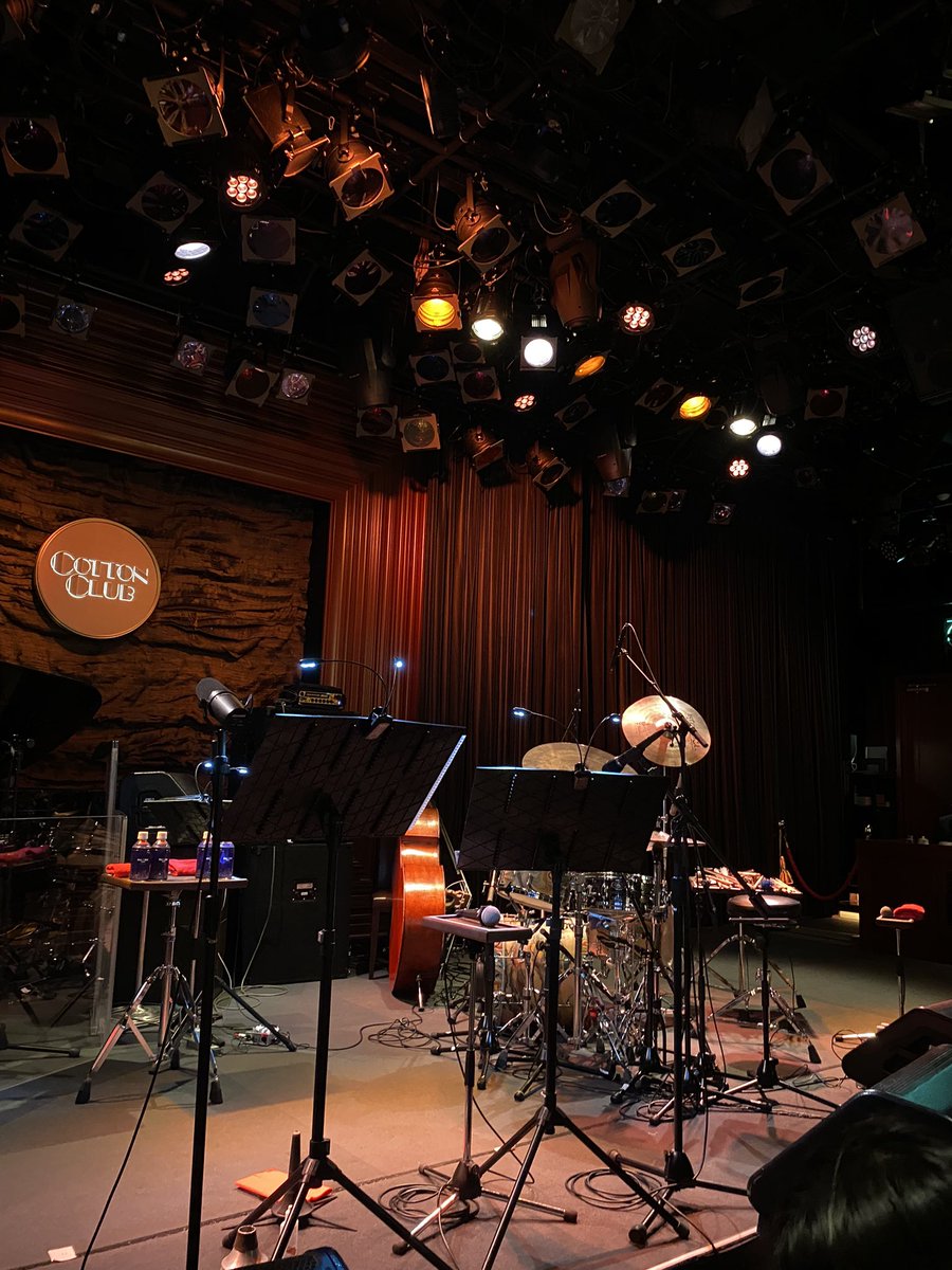 takemas13928201's tweet photo. ジェイムズのピアノ・ソロは初めのうちはクール・ダウンしているのだが、次第に激しくなっていき、彼特有の世界が現れる。
2人がオーストラリア在住なので難しいかもしれないが、また観たい！
#SHUNISHIWAKA #JAMESBOWERS #BENHARRISON #MELRAW #MARTYHOLOUBEK #石若駿 #丸の内コットンクラブ(3/3) https://t.co/eKzUJMymjJ