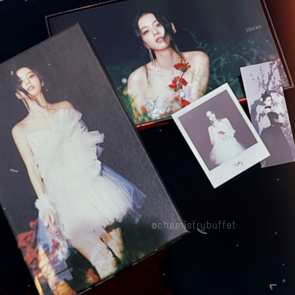 chemistrybuffet's tweet photo. thank you soooooo mucho @haesoorecords @HaesooGlobal 🤍✨

not only winning the giveaway, I got the black version too which my favourite out of all 🥹🫶🏻 

#JISOOFirstSingleAlbum #JS1 https://t.co/8sn9UoA5mM