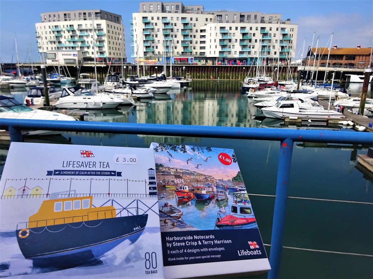 Great well-stocked shop & a warm welcome from Barbara one of the volunteers @RNLIBrighton
Despite living on the marina for 10 years, I never knew this shop existed until recently⚓️🍫🛍Do pop in if you're in #Brighton over the bank holiday weekend #eastsussex #brightonmarina